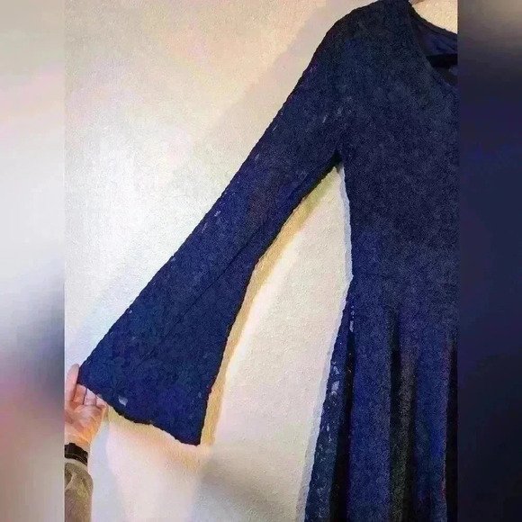 NWT Roberta Navy lace dress with bell sleeves size Medium - Picture 3 of 6